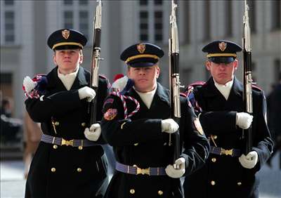 Váleným veteránm se nelibí souasné uniformy Hradní stráe. Jsou prý moc barevné.