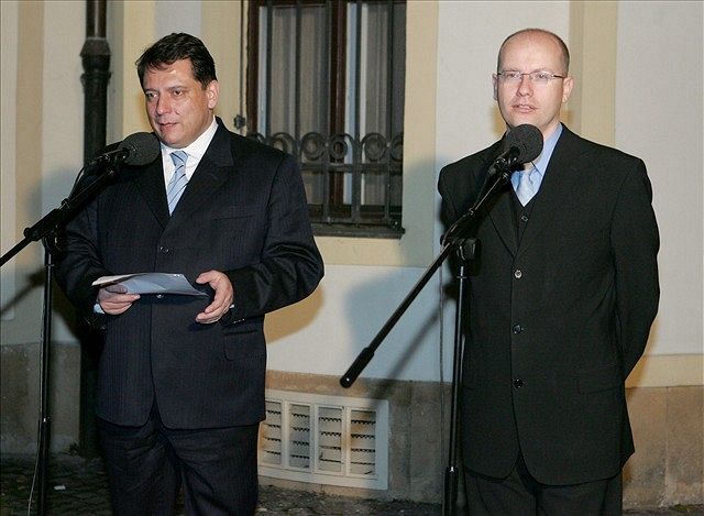 Premiér Jií Paroubek s úadujícím pedsedou SSD Bohuslavem Sobotkou ped Kramáovou vilou