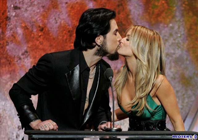 Dave Navarro a Carmen Electra na udílení American Music Awards, Shrine...