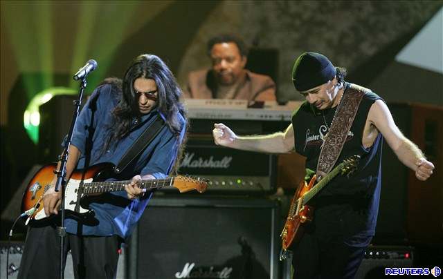 Carlos Santana a Garza na udílení American Music Awards (Shrine Auditorium v...