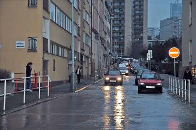 Prasklé potrubí zavelo kohoutky v polovin eských Budjovic. Ilustraní foto