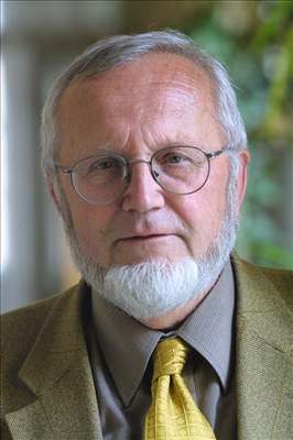 Geochemik Petr Jakeš na fotografii z roku 2002.