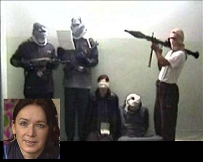 Snímek z videozáznamu únosc. Kleící ena je údajn nmecká archeoloka Susanne Osthoffová.