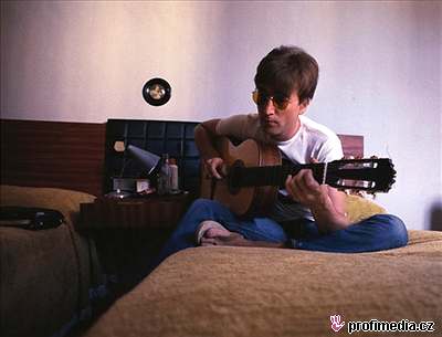 John Lennon hraje na kytaru