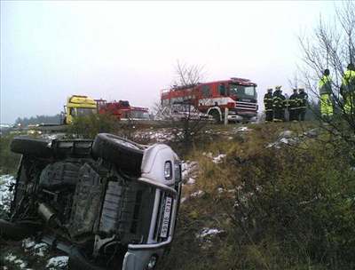 Terénní vz sjel z vozovky u Kyice na Plzesku. (3. prosince 2005)