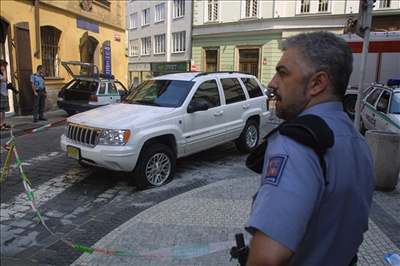 Policisté vyetující okolnosti výbuchu ped kasinem v centru Prahy.