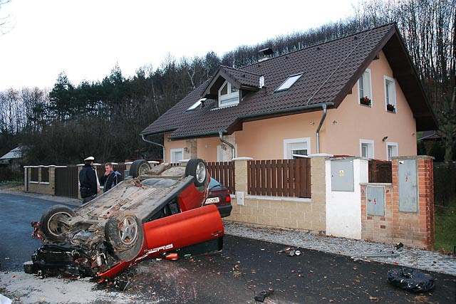 Záchranái oetují mue, který zkolaboval, kdy chtl pomáhat u nehody.