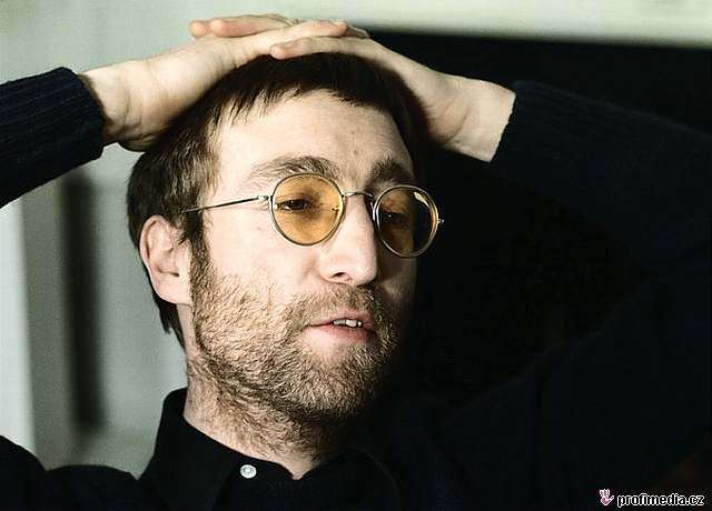 John Lennon ve lutých brýlích