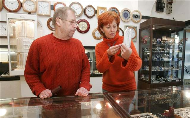 Václav Havel nakupuje vánoní dárky. (2. prosince 2005)