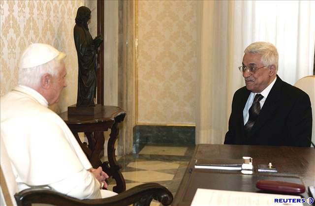 Palestinský pedák se setkal s papeem. (3. prosince 2005)