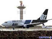 Boeing 737 spolenosti OzJet na letiti v Sydney.