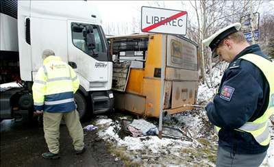 Kamion se srazil s autobusem, který zajiuje dopravu zákazník mezi nákupním Centrem Nisa a terminálem MHD ve Fügnerov ulici.