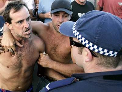 Policie zatkla po rasové bitce v Sydney est lidí.