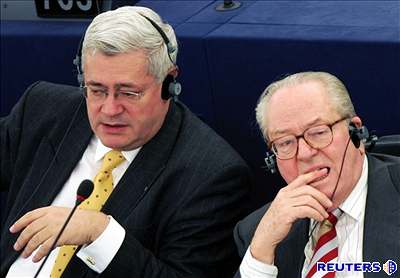 Gollnisch (vlevo) a jeho stranický kolega Le Pen bhem zasedání europarlamentu