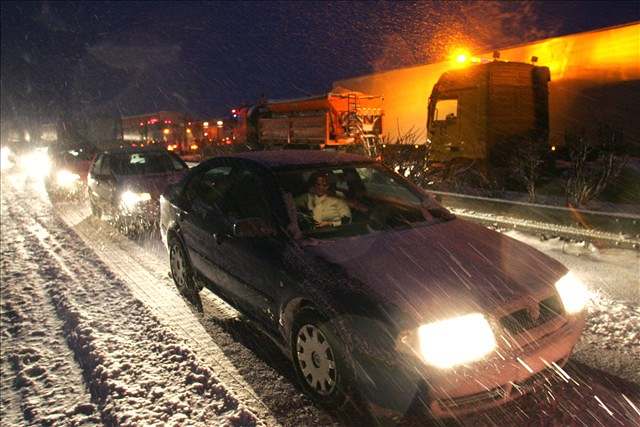 Sníh uvznil auta na D1