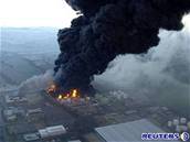Brittí hasii zápolí s infernem ve skladu paliv