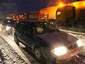 Sníh uvznil auta na D1