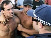 Policie zatkla po rasové bitce v Sydney est lidí.