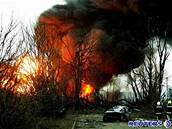Brittí hasii zápolí s infernem ve skladu paliv