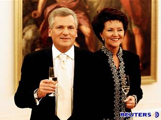Odchzejc polsk prezident Aleksander Kwasniewski s chot Jolantou