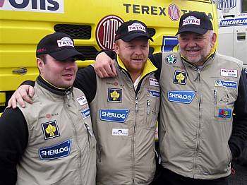 Navigátor Ale Loprais (vlevo), mechanik Petr Gilar a pilot Karel Loprais ped...