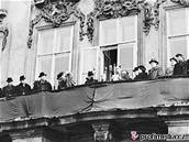 Klement Gottwald hovoí z balkonu Paláce Kinských