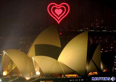 Plnoní nebe v Sydney ozáily tisíce svtel, nad operou se rozsvítilo srdce.