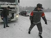 Na ujedný sníh mohou idii narazit na vedlejích silnicích ve vyích polohách. Ilustraní foto