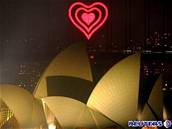 P�lno�ní nebe v Sydney ozá�ily tisíce sv�tel, nad operou se rozsvítilo srdce.