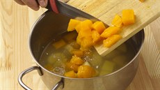  Brambory i dýni oloupeme a nakrájíme na kostky. P�idáme do vývaru a va�íme...