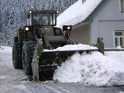 Vojáci odklízeli sníh na Jesenicku a Vsetínsku. Ilustraní foto.