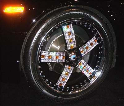 Loukoová kola s diamanty na autosalonu v Los Angeles.