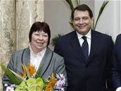 Klausovi vítají Paroubkovy na zámku v Lánech.