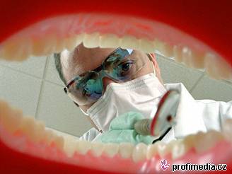 Studenti se vrtání zub nauí na umlých pacientech. Ilustraní foto