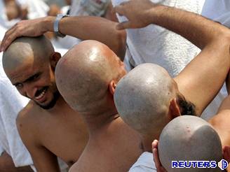Muslimov si hol hlavu, jako symbol splnn jejich povinnosti vykonat hadd.
