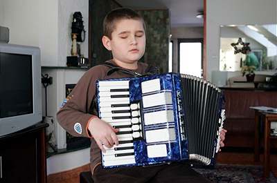 Devítiletý Roberto Lombino zaal ve tech letech hrát na klavír, anglitinu zvládá na úrovni deváté tídy.