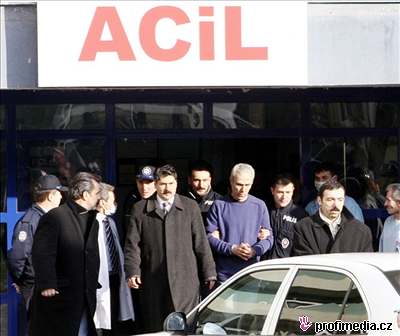 Atentátník Mehmet Ali Agca po výstupním zdravotním testu vychází z nemocnice