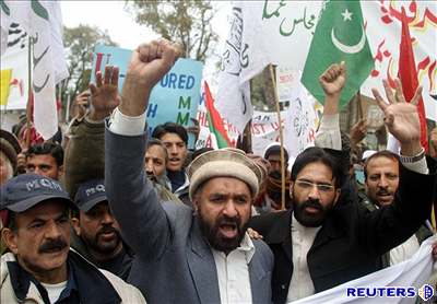 Tisíce lidí po celém Pákistánu protestovaly proti americkému bombardování vesnice Domadola.