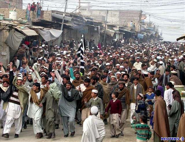 Do ulic vyly po americkém náletu tisíce Pákistánc.