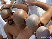 Muslimové si holí hlavu, jako symbol splnní jejich povinnosti vykonat hadd.