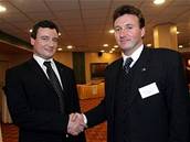 Milan Kubek (vpravo) podává ruku ministru Davidu Rathovi po svém zvolení do ela LK.