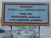 Billboard u hlavní cesty mezi Ostravou a Monovem poukazuje na Paroubkovu rychlou jízdu.