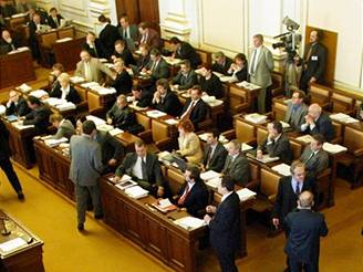 Parlamentní funkcionái dostanou zpt výhodu, kterou jim vzala minulá Snmovna