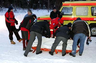 Záchranái odváejí mrtvého skialpinistu