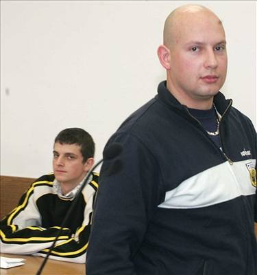 Rudolf Sedláek (vlevo) je u soudu za napadení policisty Davida Cermana (vpravo) na CzechTeku.