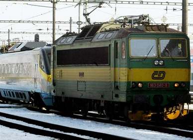 Porouchané pendolino musela do Prahy odtáhnout klasická lokomotiva.