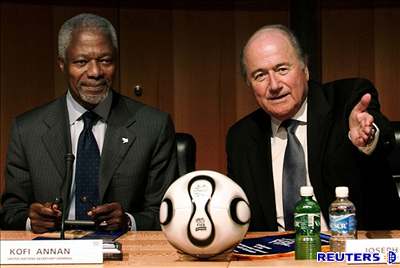 Generální tajemník OSN Kofi Annan se se cestou do Davosu zastavil v sídle FIFA.