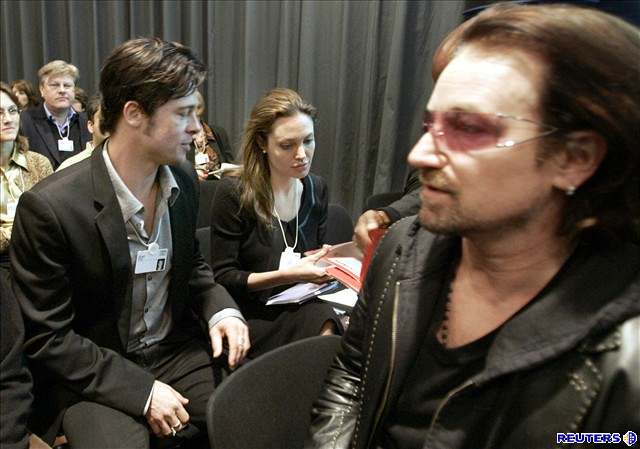 Brad Pitt, Angelina Jolie a Bono Vox na Světovém hospodářském fóru ve...