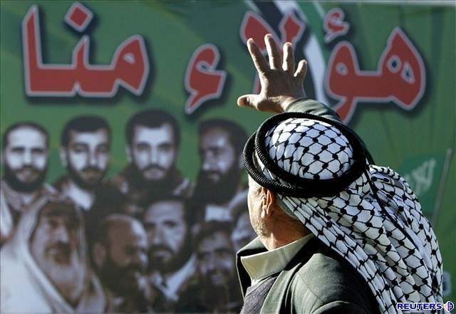 Vdce Hamasu se raduje z vítzství ve volbách.