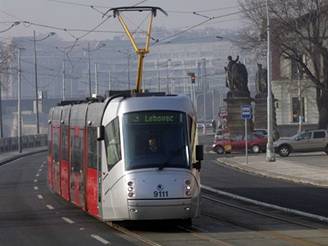 Nová tramvaj s designem od svtoznámé automobilky u vozí cestující na lince íslo 3